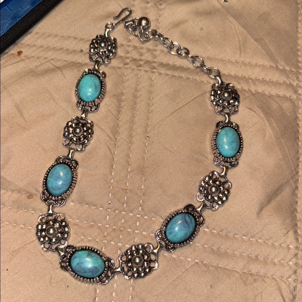 014)Vintage Faux Turquoise And Silver Tone Chocker Necklace